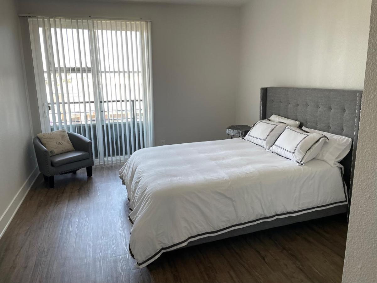 Apartamento Marina - Modern & Immaculate, Spacious, Gated With Fireplace Pool, Gym, 2 Master Bedrooms