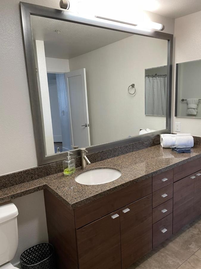 Marina - Modern & Immaculate, Spacious, Gated With Fireplace Pool, Gym, 2 Master Bedrooms Apartamento *